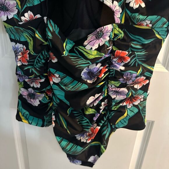 NWT Old Navy Women’s One Piece Floral Swimsuit Size Plus 2X - Picture 8 of 11